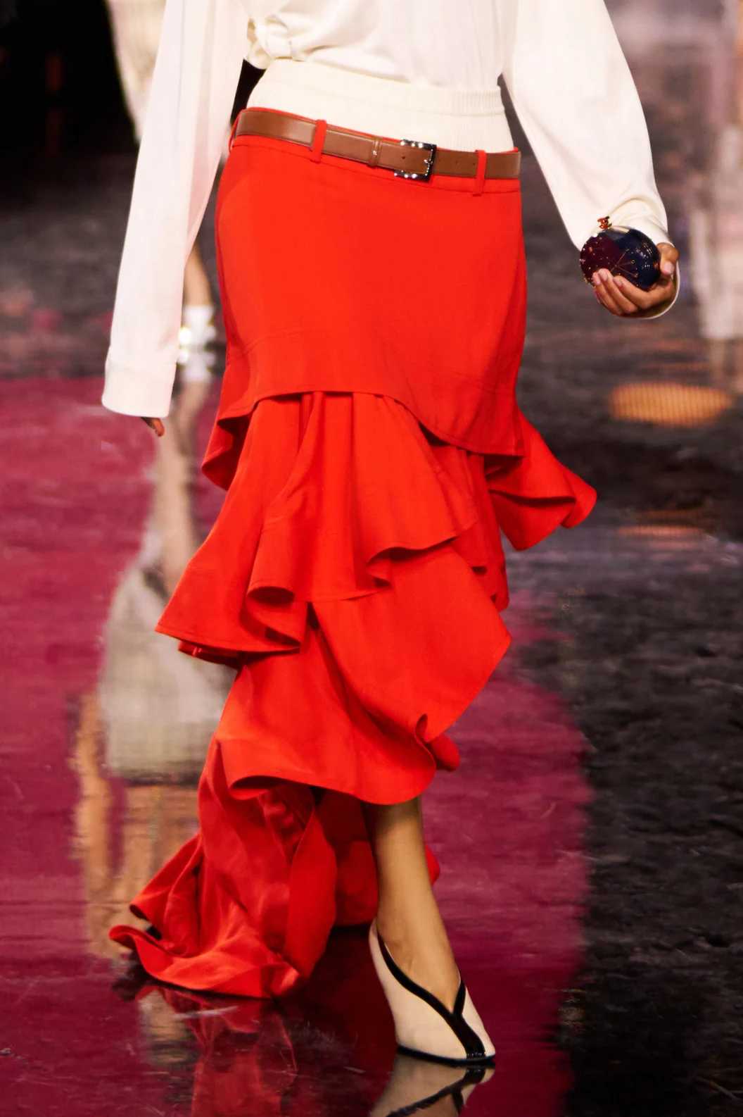 CHÂN VÁY TỐI GIẢN — góc nhìn 1