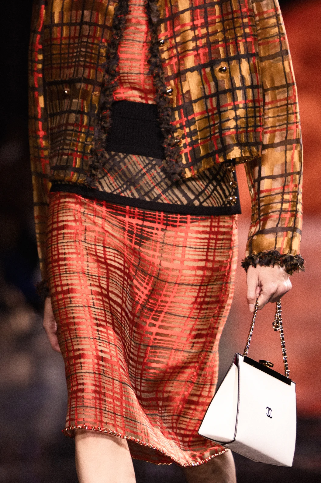 CHÂN VÁY CÔNG SỞ — góc nhìn 1