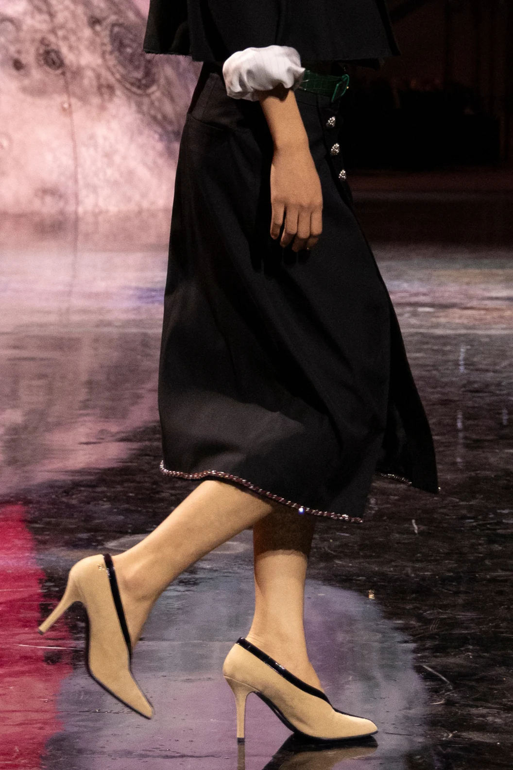 CHÂN VÁY XẾP LY — góc nhìn 1