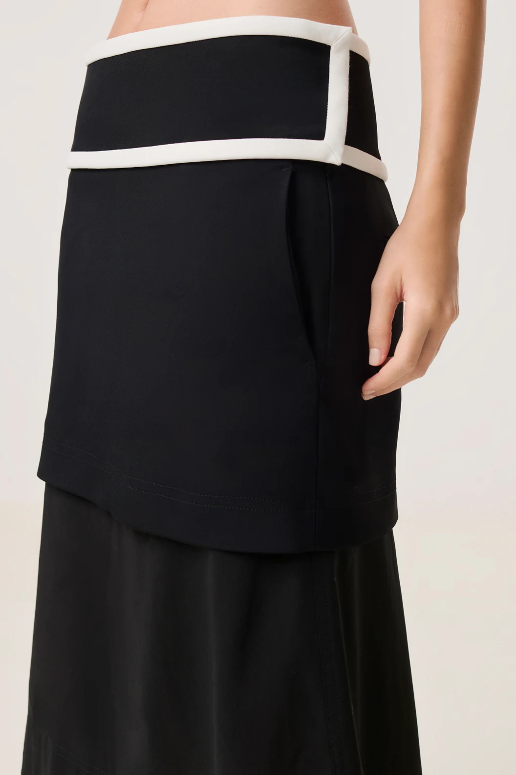 CHÂN VÁY XÒE — góc nhìn 2