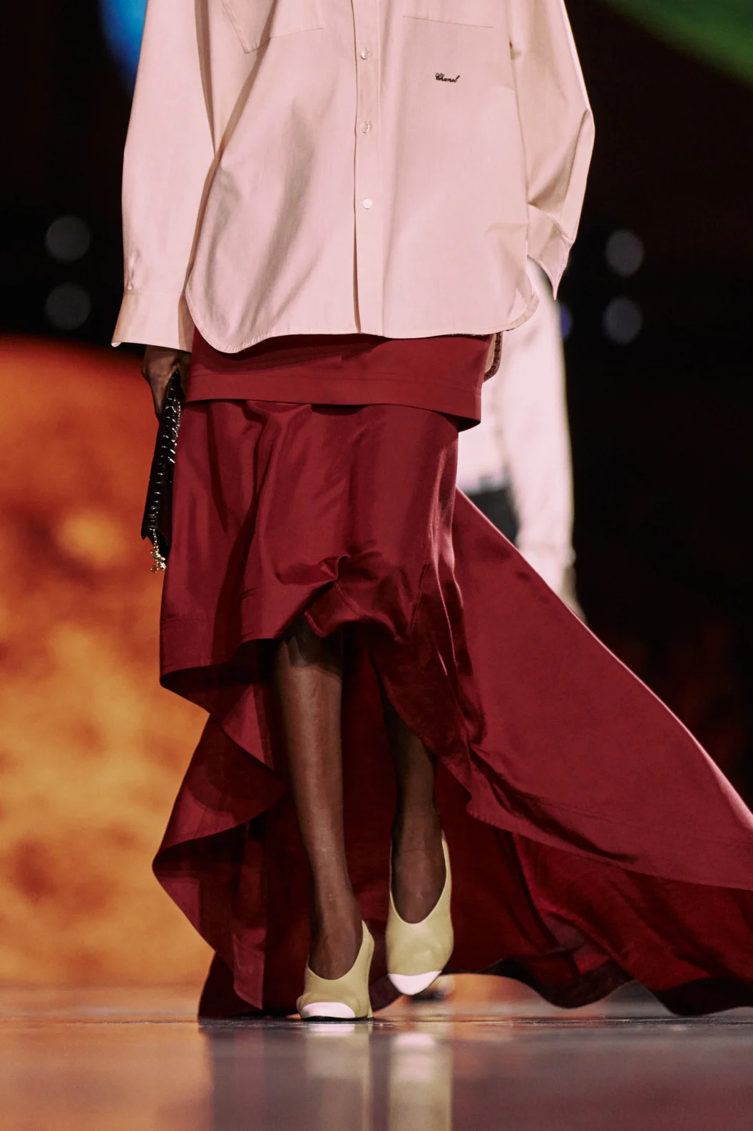 CHÂN VÁY ÔM — góc nhìn 1