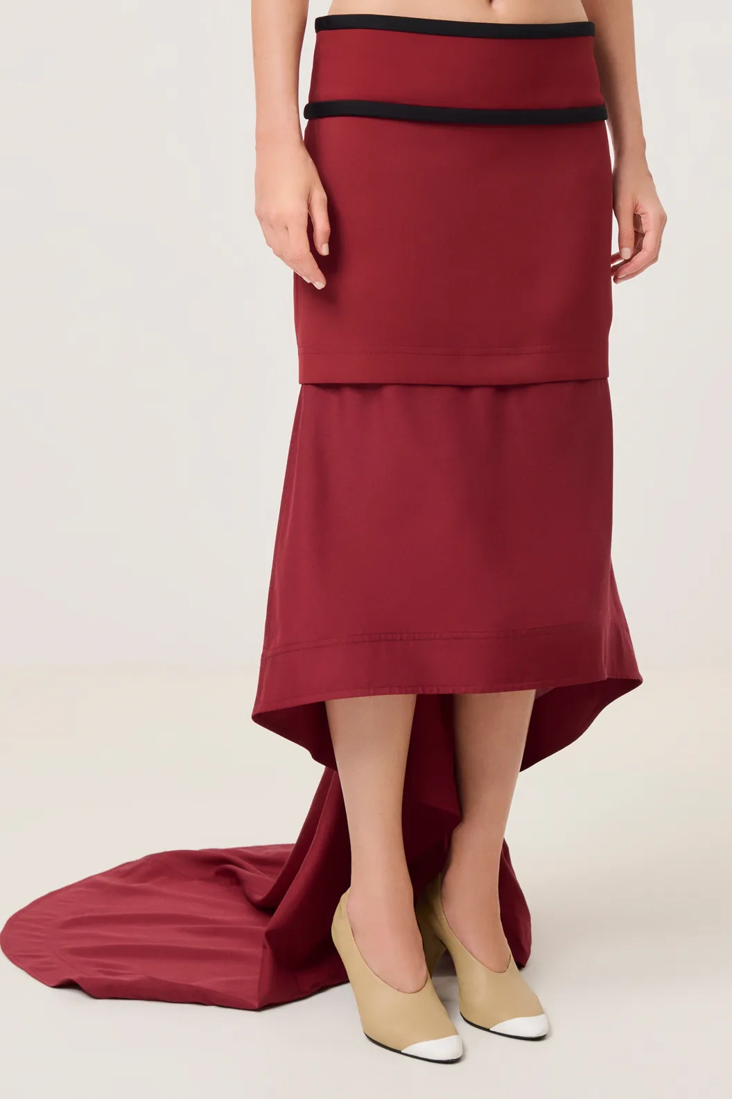 CHÂN VÁY ÔM — góc nhìn 2