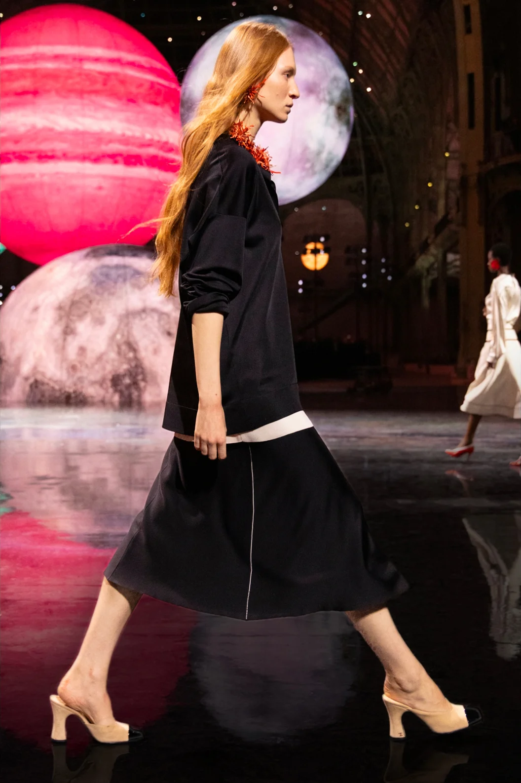 CHÂN VÁY LỆCH TÀ — góc nhìn 1