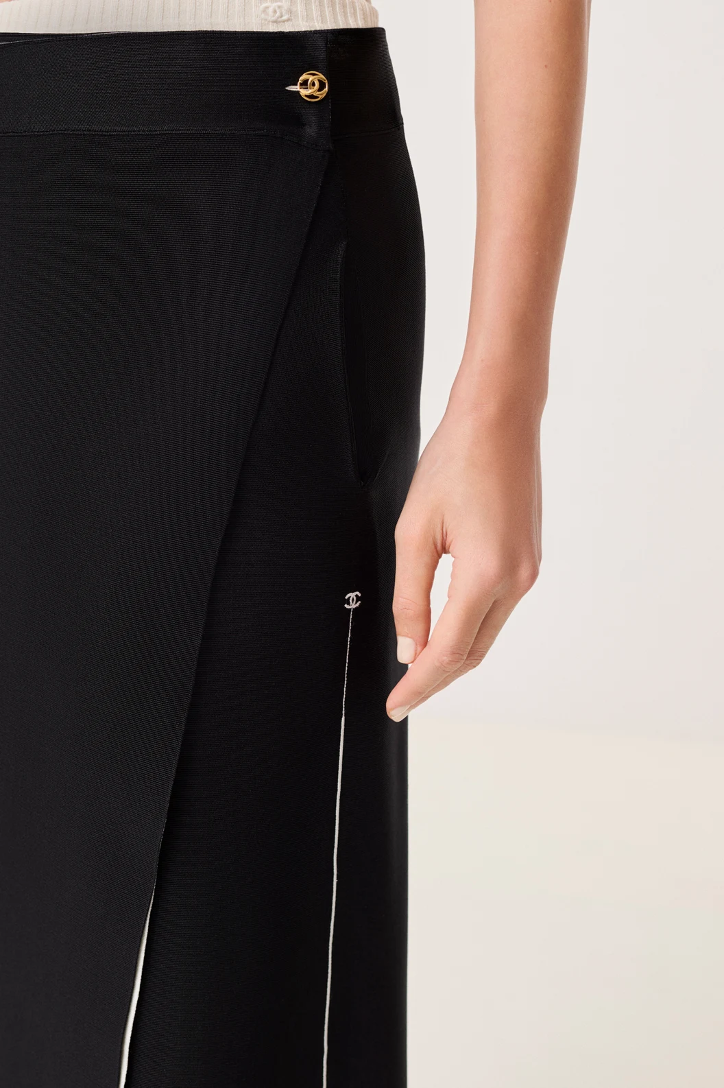 CHÂN VÁY LỆCH TÀ — góc nhìn 2